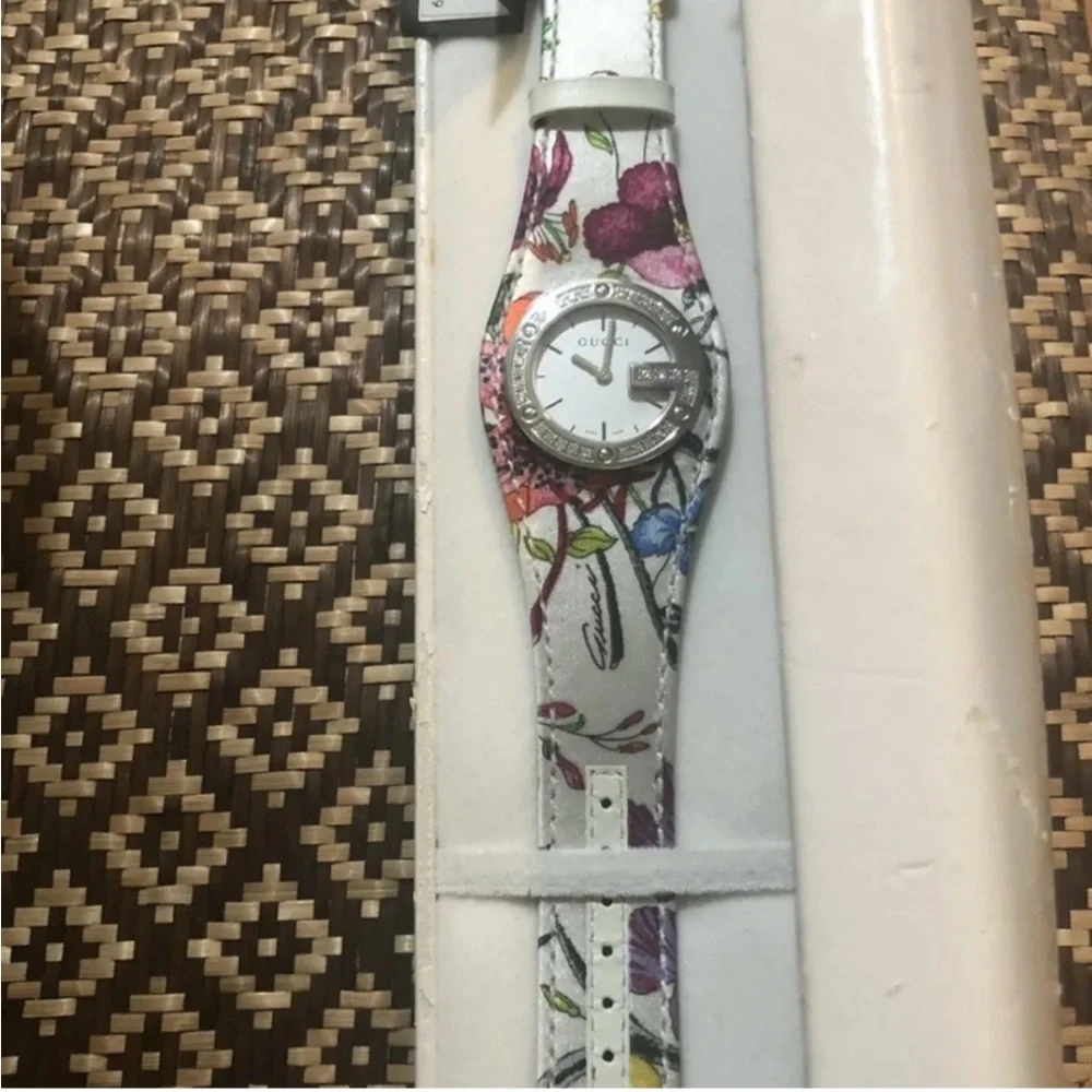 Gucci 2005 HOST PICK Limited edition diamond flower watch NWT Extraordinary Look